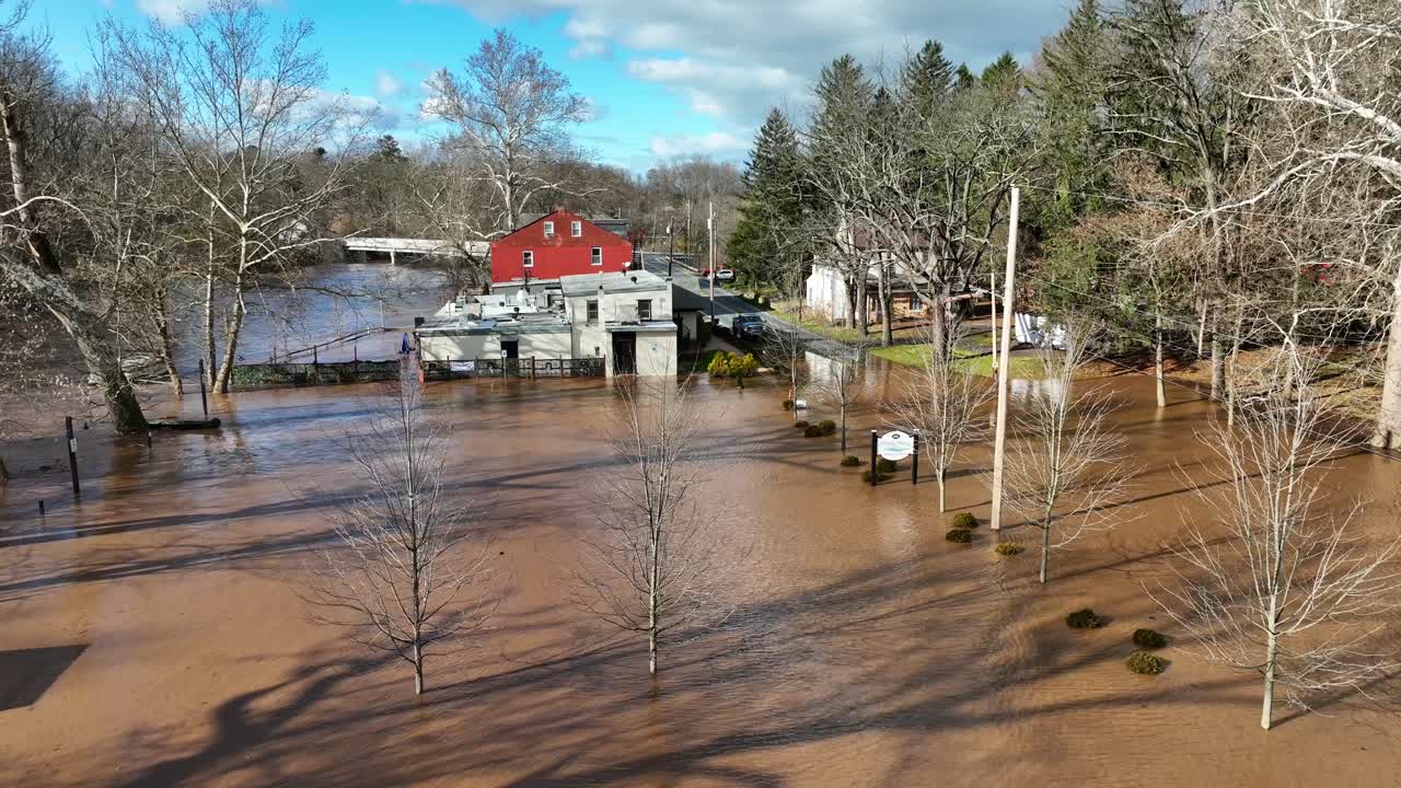 Ripresa aerea d'insieme di un'alluvione estrema