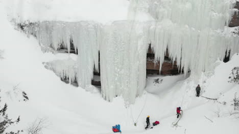 Escalada-En-Hielo-En-Una-Bonita-Formación-Desde-La-Vista-De-Un-Dron