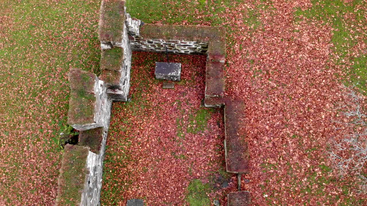 13세기 예테보리 외부의 skallsjö 교회 폐허를 내려다보는 하향식 전망