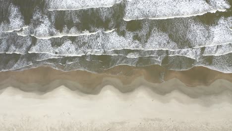 Olas,-Playa,-Arena-Y-Movimiento-De-Agua-En-Una-Playa-Desierta