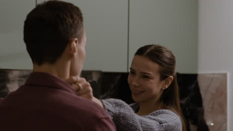 pareja en la cocina