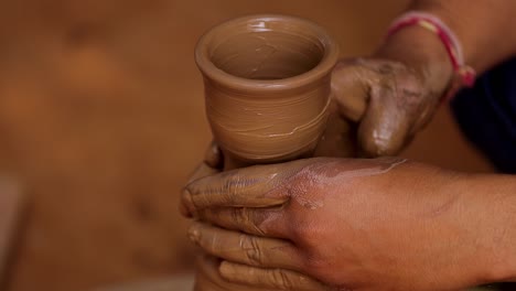 El-Alfarero-En-El-Trabajo-Hace-Platos-De-Cerámica.-India,-Rajastán.