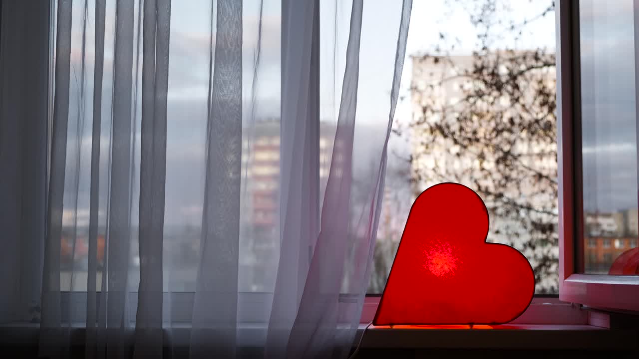 은 심장 장식 된 창문