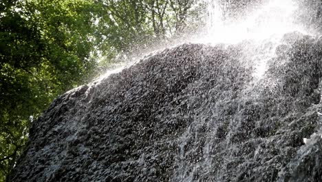 Flujo-De-Agua-De-Primer-Plano,-Corriendo-Sobre-Rocas