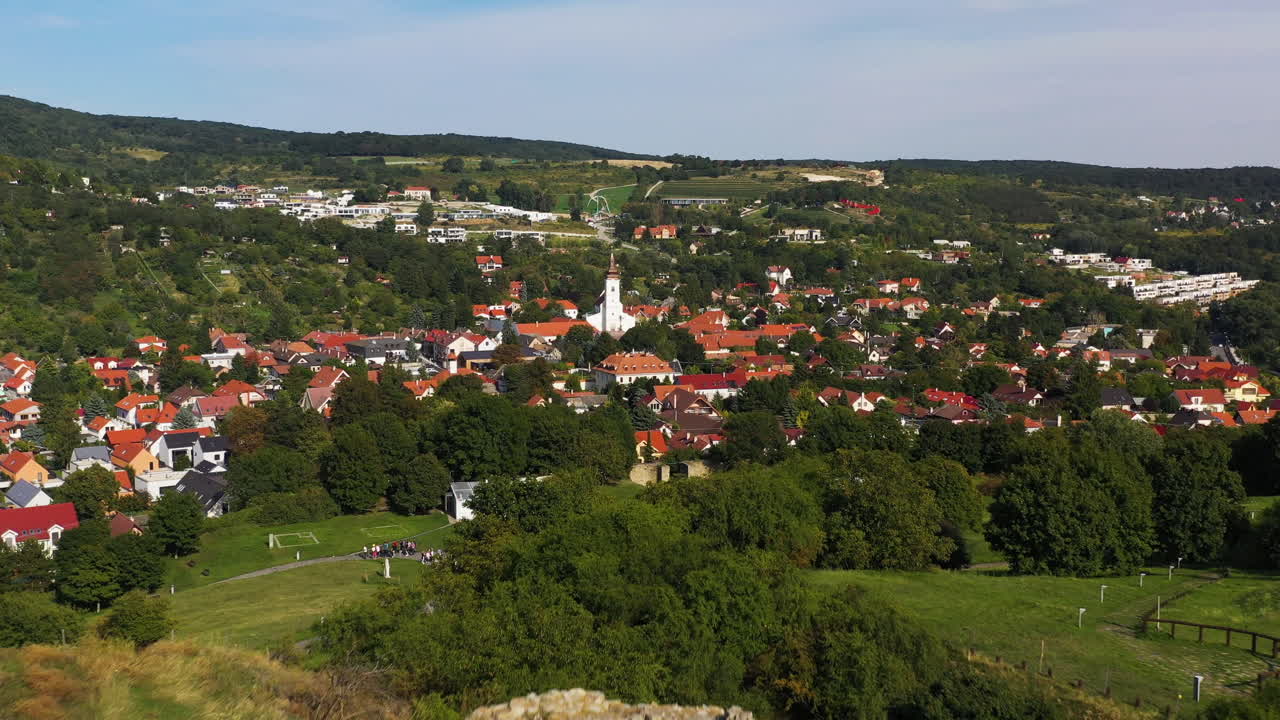 filmación de drones cinematográficos volando más allá del castillo de hrad devin en bratislava, eslovaquia