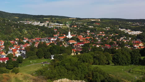 filmación de drones cinematográficos volando más allá del castillo de hrad devin en bratislava, eslovaquia