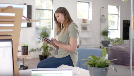 Mujer-De-Negocios-Casual-Caucásica-Usando-Tableta-En-La-Oficina,-Cámara-Lenta