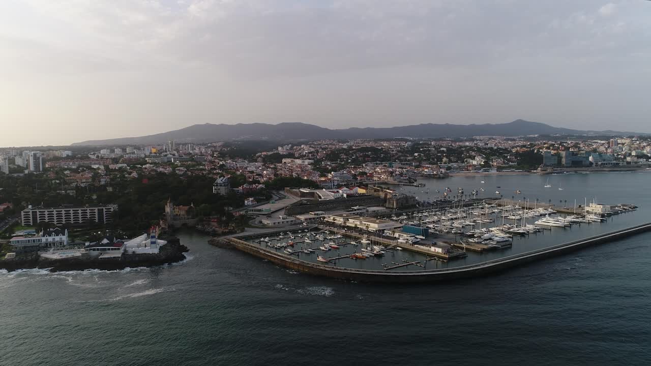 Vista aérea de la Marina de Cascais durante el verano en Cascais, Distrito de Lisboa, Portugal.