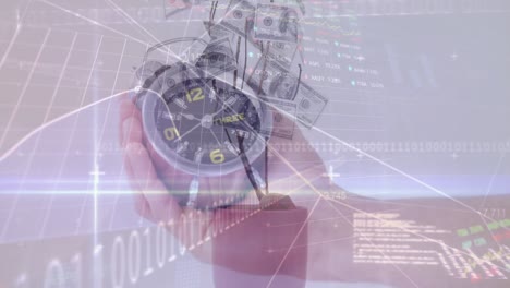 vídeo compuesto digital del procesamiento de datos financieros contra el hombre que sostiene el despertador