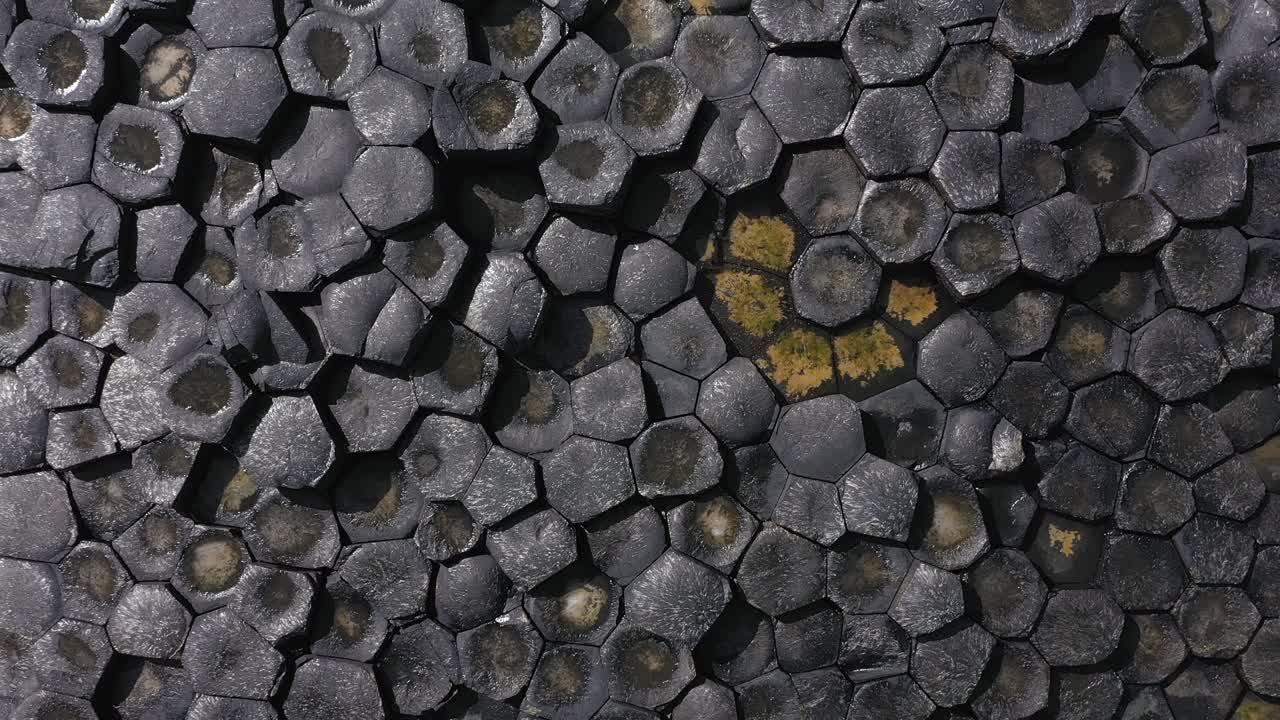 자이언트 코즈웨이는 앤트림 카운티의 북쪽 해안에 있는 바다 해안을 따라 현무암 절벽 기슭에 자리 잡고 있습니다.