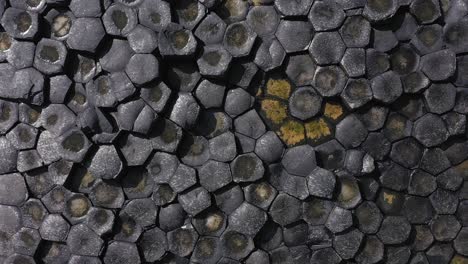 la calzada de los gigantes se encuentra al pie de los acantilados de basalto a lo largo de la costa del mar en la costa norte del condado de antrim