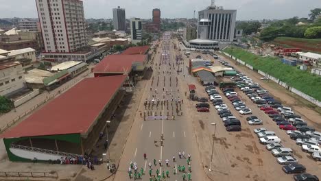 Yaounde-City-Parade-Unten-Zu-Sehen,-Während-Die-Straßen-Voller-Feiernder-Menschen-Sind