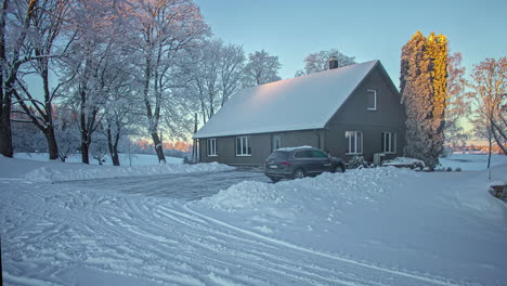 Casa-De-Campo-Cubierta-De-Nieve-Con-Sol-Resplandeciente-En-La-Temporada-De-Invierno