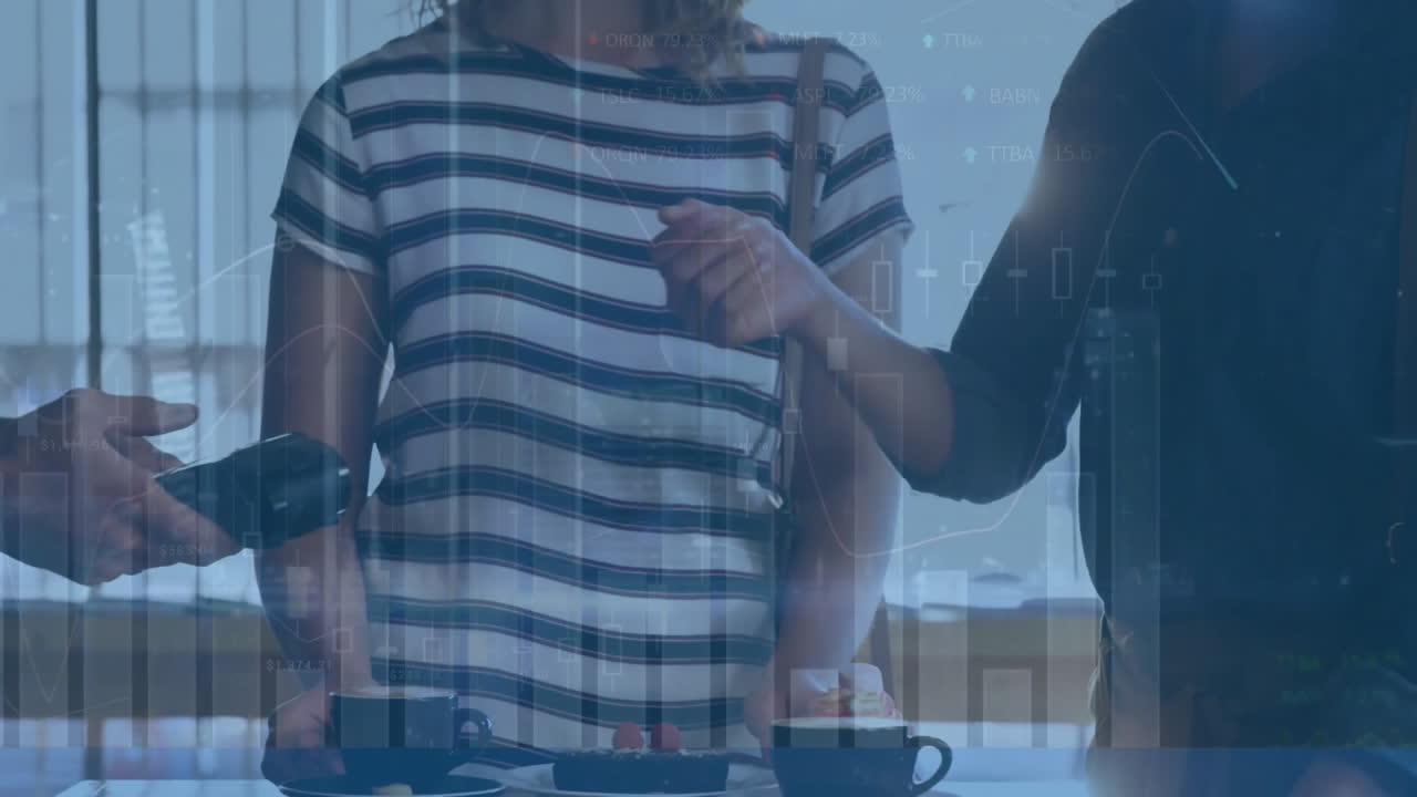 animación del procesamiento de datos financieros sobre la mujer biracial que paga con tarjeta