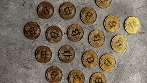 bitcoins dorados en superficie gris