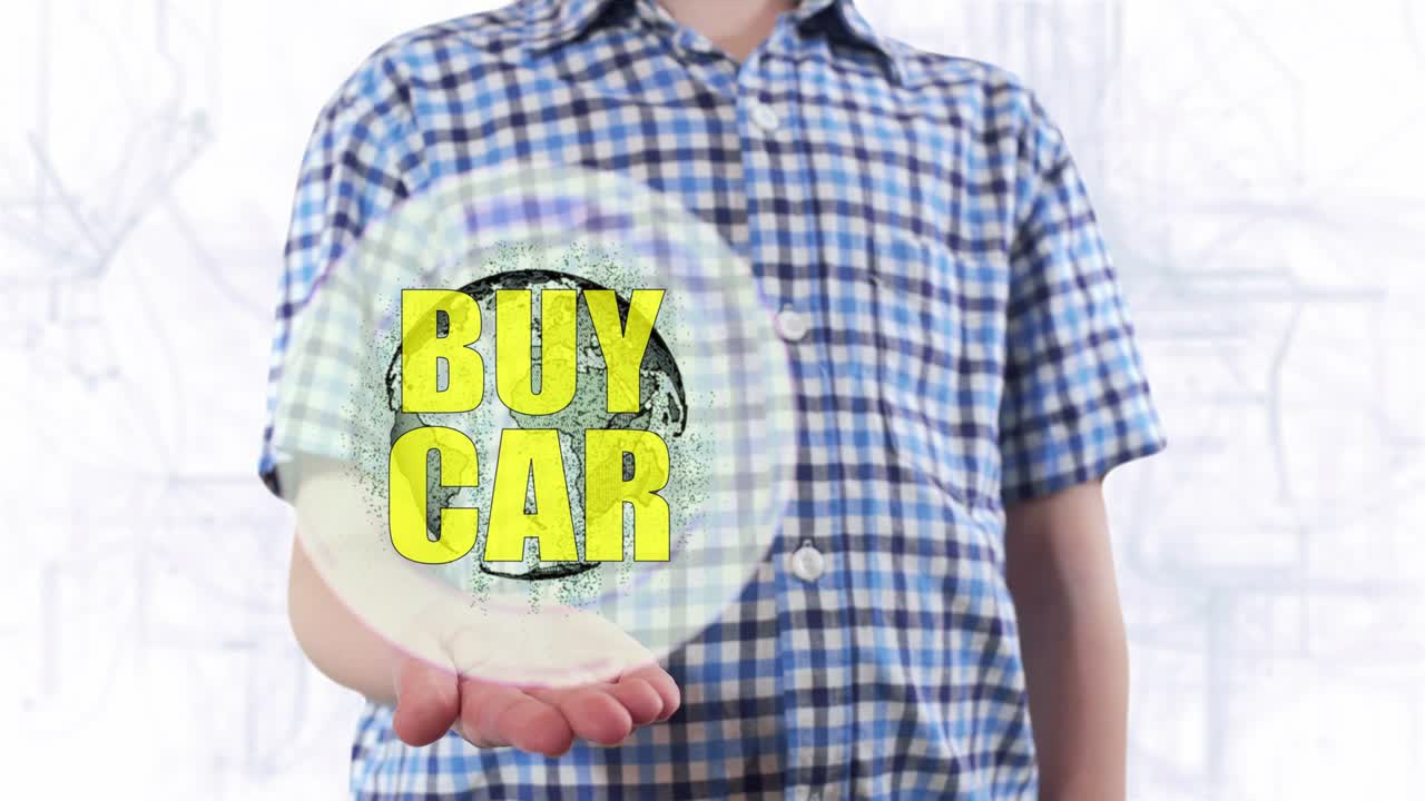 젊은이가 지구 행성의 홀로그램을 보여주고 문자 구매 자동차