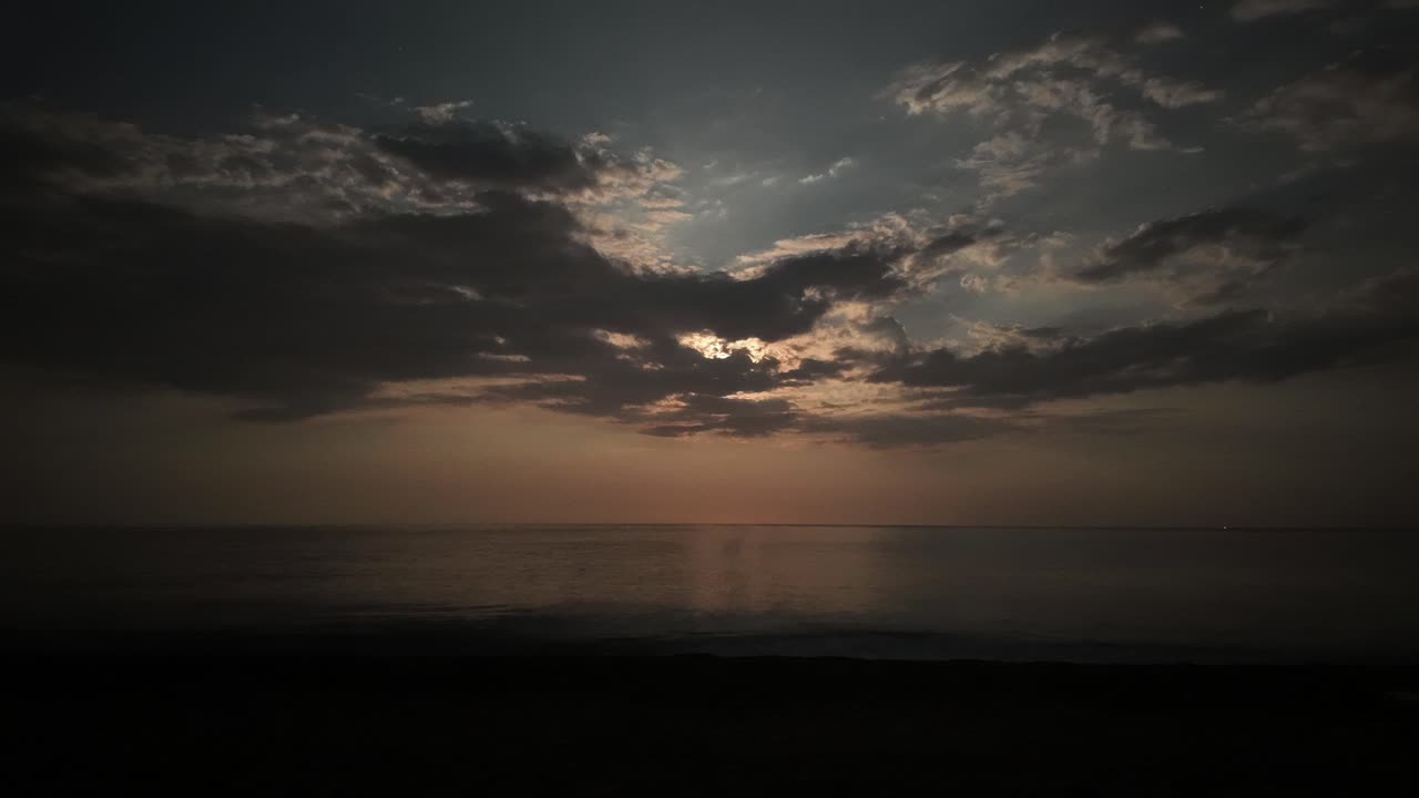 크리미아의 흑해에서 달이 지는 것을 포착한 타임스 비디오