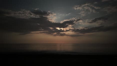 un video de lapso de tiempo capturando la puesta de la luna sobre el mar negro en crimea