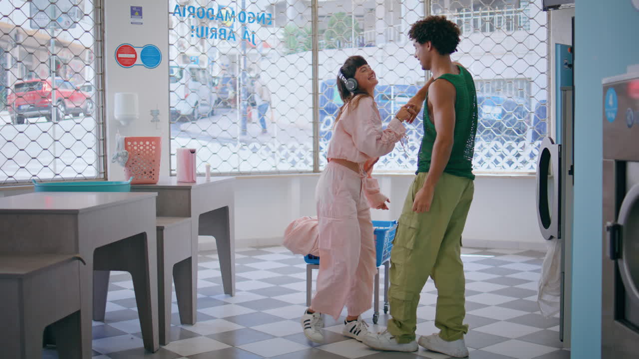 세련된 십대들이 헤드폰을 함께 춤추고 사랑하는 커플이 휴식을 취하고 시간을 즐기고 있습니다.