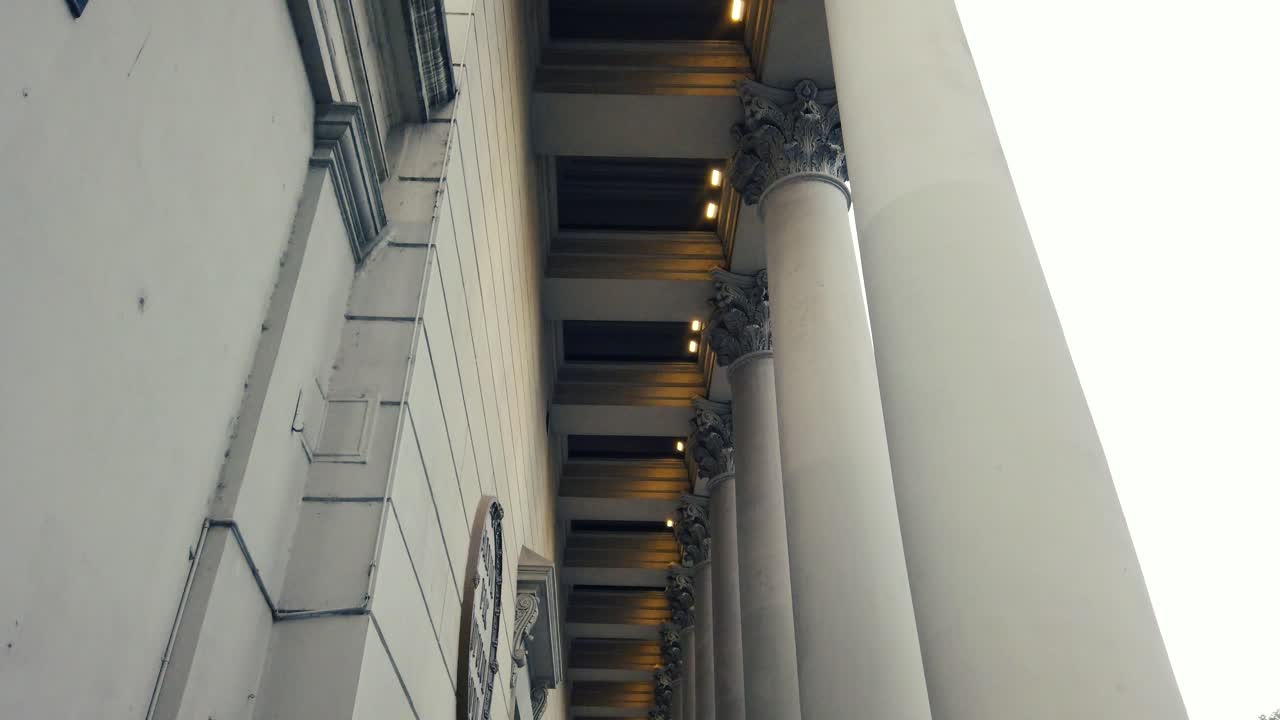 altas columnas de piedra de la catedral metropolitana de buenos aires vistas desde un ángulo bajo afuera