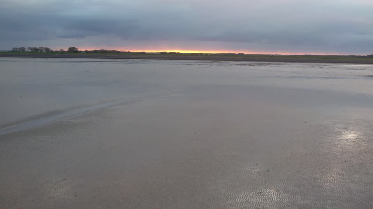 vista aérea del paisaje de las marismas de la isla del mar de wadden de texel, mar de nubes de los países bajos durante la puesta de sol
