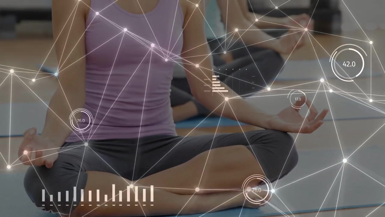 Mulher meditando em um tapete azul na academia, sensores enviando widgets rastreando a postura, com o foco mudando para o peito e as mãos