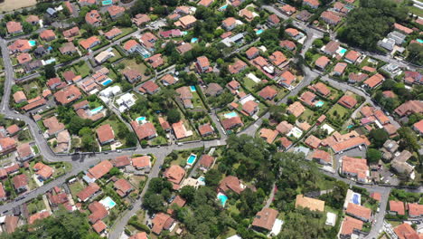 barrio residencial con casas bonitas jardines y piscinas vista aérea francia