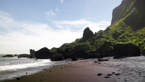 playa de arena negra en vik, islandia con video cardán caminando en cámara lenta