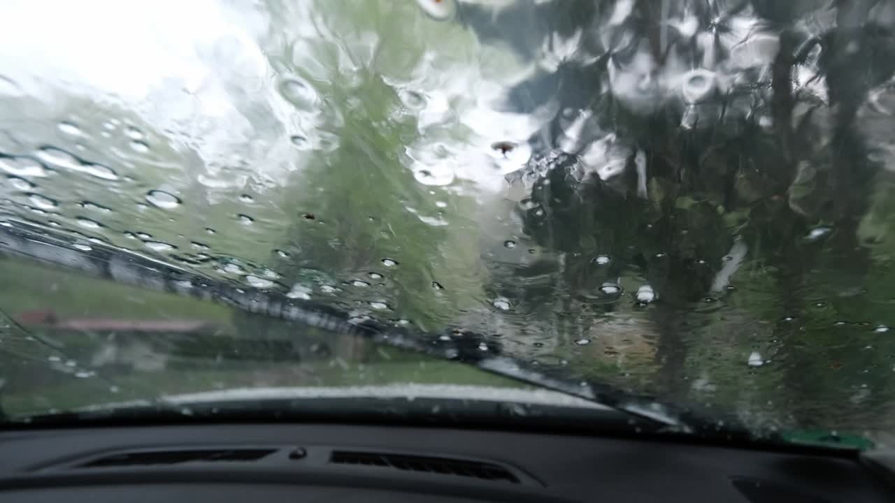 자동차 앞 유리창 에 부히는 우박