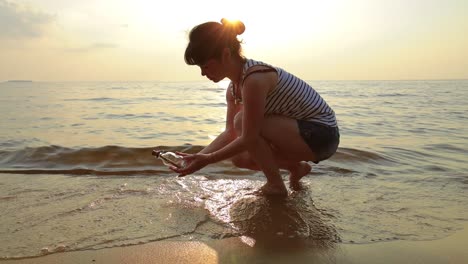 Woman-found-a-message-in-a-bottle