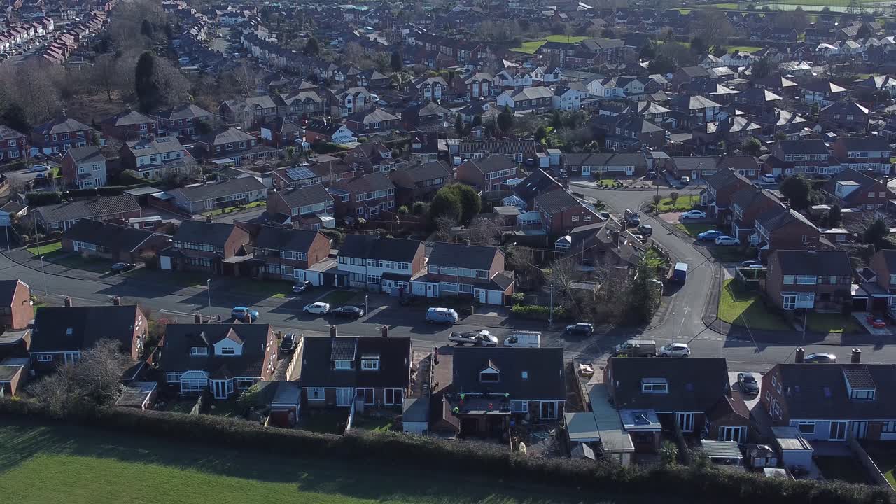 Typisk forstadslignende landsby i Yorkshire med boligejendomstags luftfoto, panorering til højre
