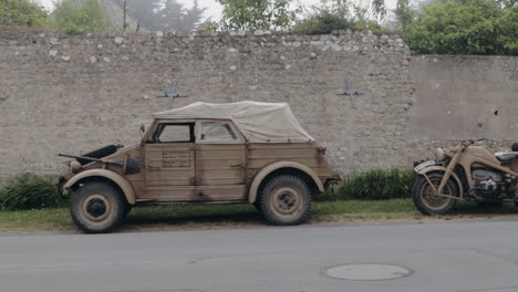 motocicletta e jeep della seconda guerra mondiale in normandia