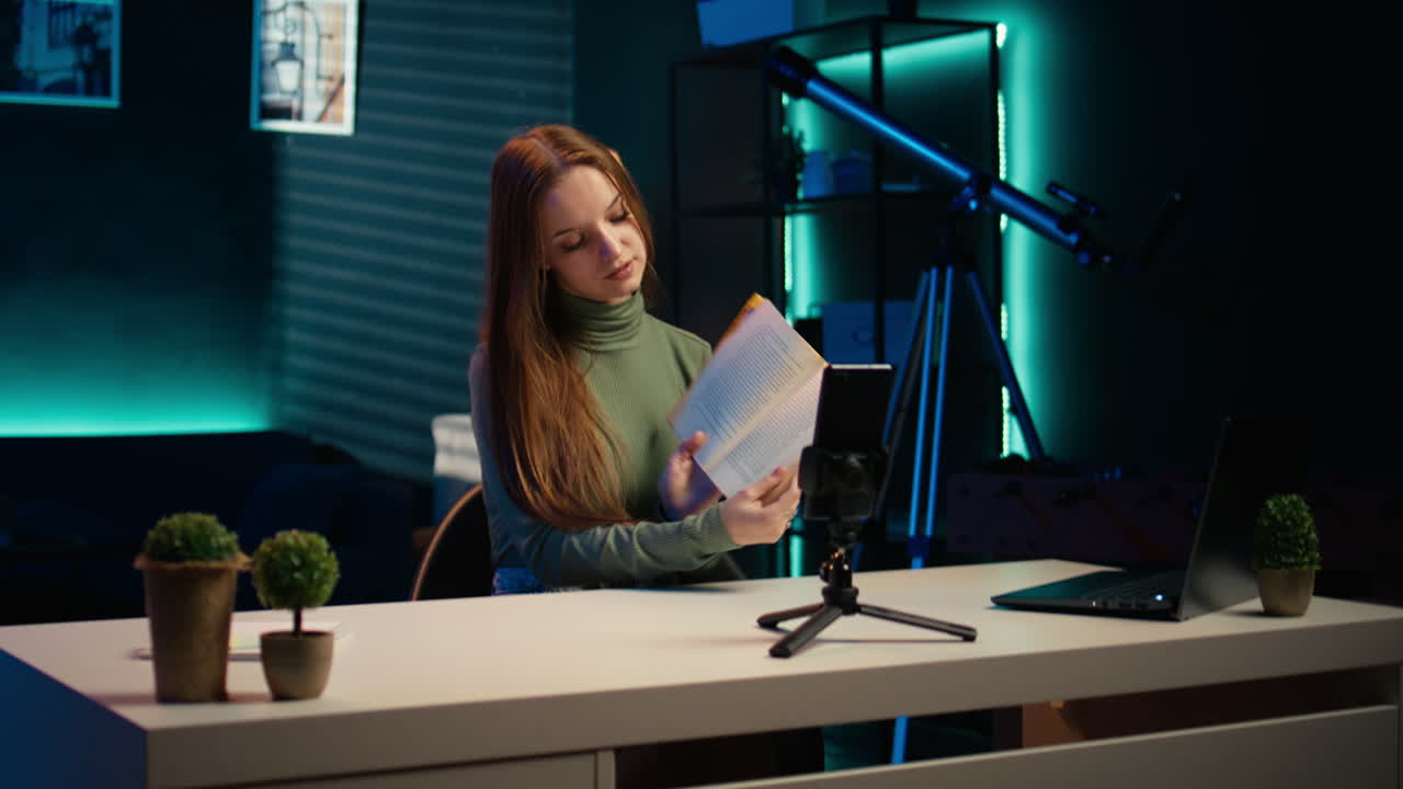 joven influencer filmando la revisión de la bombilla