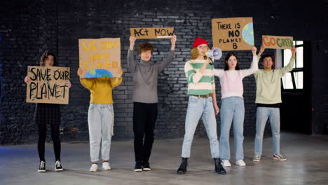 Jóvenes-Activistas-Ambientales-Con-Pancartas-Y-Megáfonos-Protestando-Contra-La-Inacción-Del-Cambio-Climático