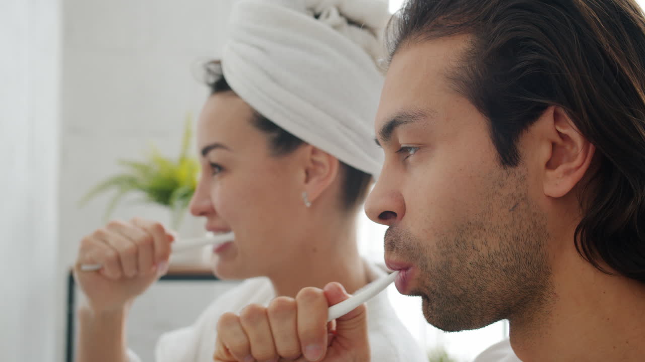 화장실 에서 치아 를 는 부부