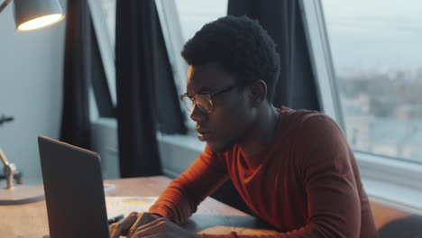 hombre de negocios africano estresado trabajando en la oficina