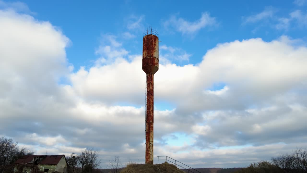 오래된 녹은 소비에트 워터 타워