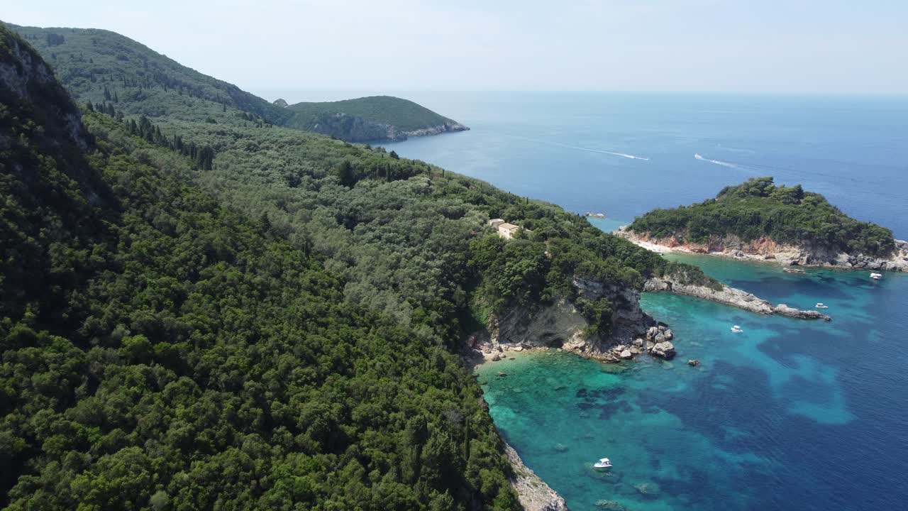 la costa de corfú con exuberantes montañas verdes, crestas escarpadas y aguas cristalinas de color turquesa, grecia