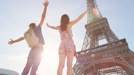 couple celebrating at the eiffel tower