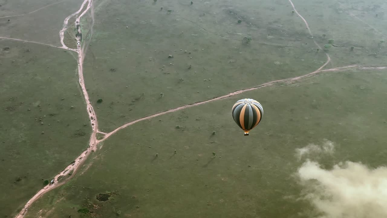 탄자니아의 세렌게티 국립공원의 사바나에서 열기 풍선.