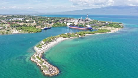 vista panoramica sul porto di barahona nella repubblica dominicana durante il giorno - ripresa aerea del drone