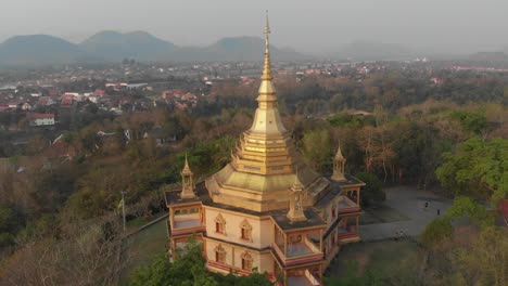 el famoso templo wat pa phon phao en luang prabang con luz dorada mágica, antena