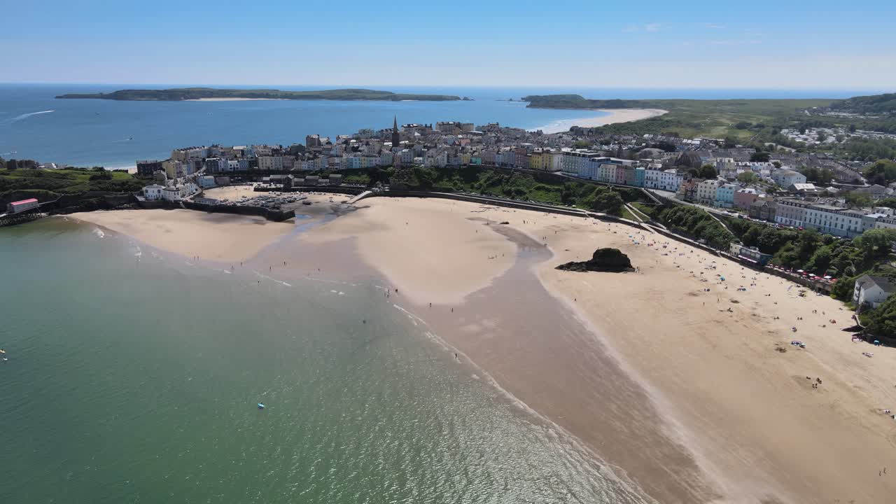Cidade costeira de Tenby em Pembrokeshire, País de Gales, vista aérea de ponto elevado.