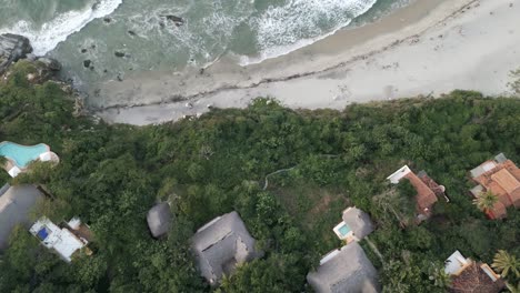 Antena-Arriba-Hacia-Abajo-De-Punta-Zicatela-En-Puerto-Escondido-Destino-De-Vacaciones-De-Viajes-De-Surf-En-La-Costa-De-Oaxaca-En-México