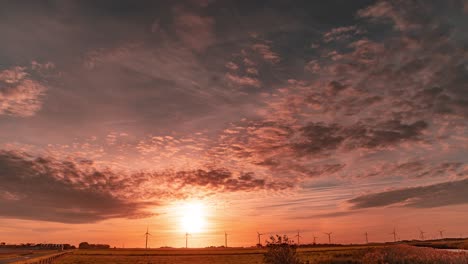 un video de lapso de tiempo de una dramática puesta de sol sobre el paisaje rural