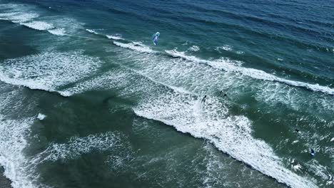 Drohnenansicht-Von-Windsurfern-Am-Pazifikstrand