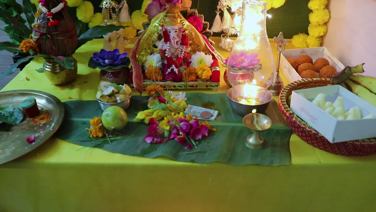 sacro dio indù ganesha adorazione dell'idolo con offerte sacre e decorazioni a casa a ganesh chaturthi