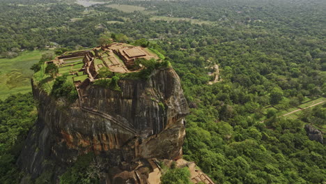 Sigiriya-Sri-Lanka-Drone-V10-Aéreo-Vuela-Alrededor-De-La-Roca-De-Sigiriya-Capturando-Detalles-Intrincados-De-Ruinas,-Fortaleza-De-Roca,-Residencia-Real-Y-El-Paisaje-Forestal-Circundante---Filmado-Con-Mavic-3-Cine---Abril-De-2023