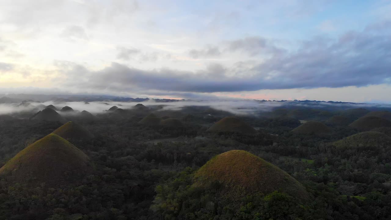 montañas de las colinas de chocolate al atardecer en bohol, filipinas - paisaje aéreo