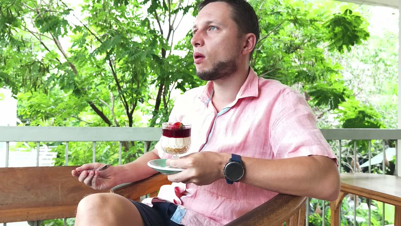 hombre disfrutando de un postre al aire libre